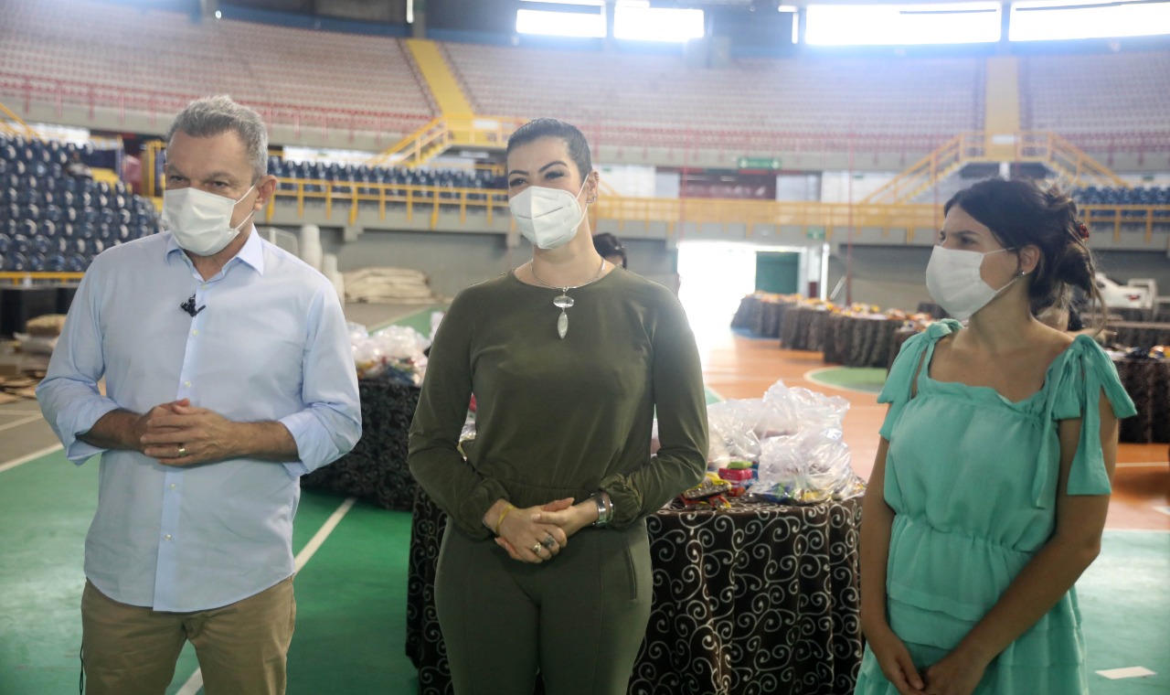 sarto e natália herculano na quadra do ginásio paulo sarasate. No local, há dezenas de mesas com os produtos doados, como sacos de arroz, feijão e garrafas de óelo de cozinha.